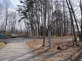 敷地（写真右側）と北側私道